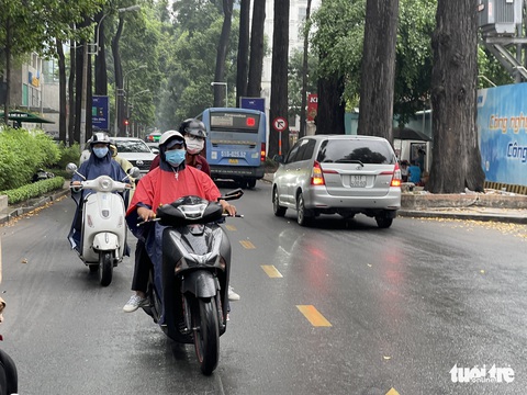 TP.HCM, Đông Nam Bộ mưa trắng trời, áp thấp bắt đầu ảnh hưởng - Ảnh 5. TP.HCM, Đông Nam Bộ mưa trắng trời, áp thấp bắt đầu ảnh hưởng - Ảnh 5.