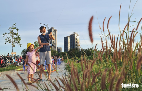 Nghỉ lễ ra cánh đồng diều lộng gió đầy hương vị tuổi thơ - Ảnh 2. Nghỉ lễ ra cánh đồng diều lộng gió đầy hương vị tuổi thơ - Ảnh 2.