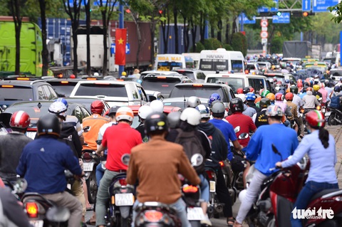 Chiều 29-4, các tuyến đường quanh bến xe Miền Đông chật ních - Ảnh 4. Chiều 29-4, các tuyến đường quanh bến xe Miền Đông chật ních - Ảnh 4.