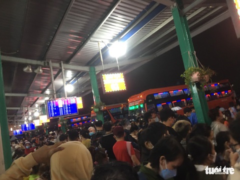 Xe khách miền Tây kẹt đường không lên được, bến xe cho khách trả vé, hoàn tiền - Ảnh 1. Xe khách miền Tây kẹt đường không lên được, bến xe cho khách trả vé, hoàn tiền - Ảnh 1.