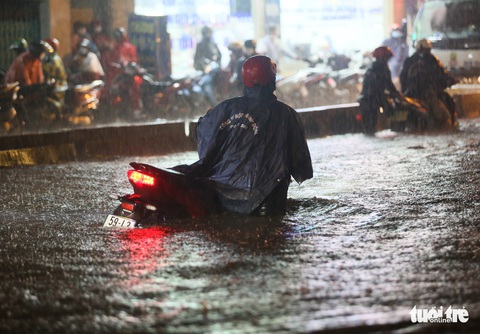 Mưa lớn mù trời, TP.HCM có nơi ngập gần cả mét - Ảnh 3. Mưa lớn mù trời, TP.HCM có nơi ngập gần cả mét - Ảnh 3.