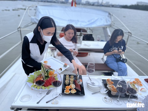 Tour hạng sang: Ngắm TP.HCM từ du thuyền trên sông Sài Gòn - Ảnh 1. Tour hạng sang: Ngắm TP.HCM từ du thuyền trên sông Sài Gòn - Ảnh 1.