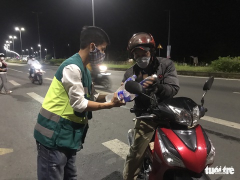 Chai nước mát rượi tiếp sức người về quê - Ảnh 1. Chai nước mát rượi tiếp sức người về quê - Ảnh 1.