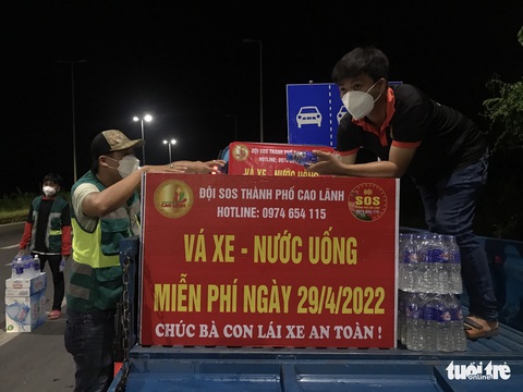 Chai nước mát rượi tiếp sức người về quê - Ảnh 2. Chai nước mát rượi tiếp sức người về quê - Ảnh 2.