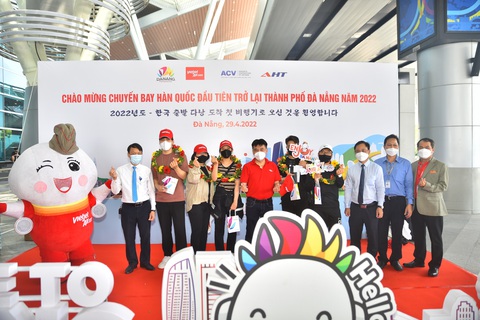 Chuyến bay đầu tiên đưa du khách Hàn Quốc trở lại Đà Nẵng sau dịch - Ảnh 1. Chuyến bay đầu tiên đưa du khách Hàn Quốc trở lại Đà Nẵng sau dịch - Ảnh 1.