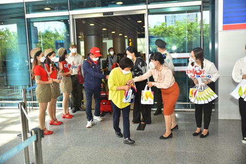 Chuyến bay đầu tiên đưa du khách Hàn Quốc trở lại Đà Nẵng sau dịch - Ảnh 2. Chuyến bay đầu tiên đưa du khách Hàn Quốc trở lại Đà Nẵng sau dịch - Ảnh 2.