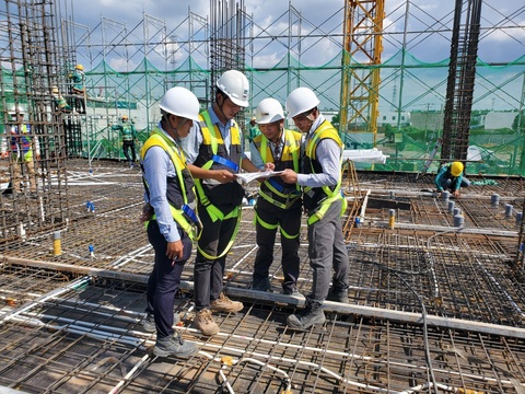 Cất nóc Bcons Plaza: Tập đoàn Bcons khẳng định mạnh mẽ vị thế và uy tín - Ảnh 3. Cất nóc Bcons Plaza: Tập đoàn Bcons khẳng định mạnh mẽ vị thế và uy tín - Ảnh 3.