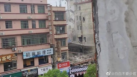 Tòa nhà 6 tầng đổ sập giữa trưa ở Trung Quốc, nhiều người mắc kẹt - Ảnh 1. Tòa nhà 6 tầng đổ sập giữa trưa ở Trung Quốc, nhiều người mắc kẹt - Ảnh 1.