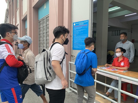 Người hâm mộ xếp hàng dài lấy vé mời xem trận HAGL - Sydney - Ảnh 3. Người hâm mộ xếp hàng dài lấy vé mời xem trận HAGL - Sydney - Ảnh 3.