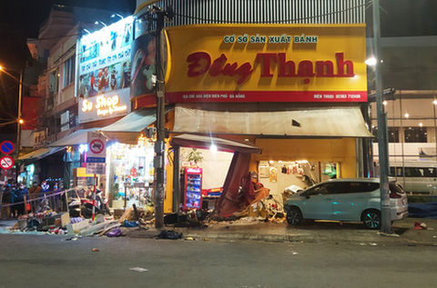 Clip xe điên lao thẳng vào tiệm bánh mì làm 6 người bị thương - Ảnh 2. Clip xe điên lao thẳng vào tiệm bánh mì làm 6 người bị thương - Ảnh 2.