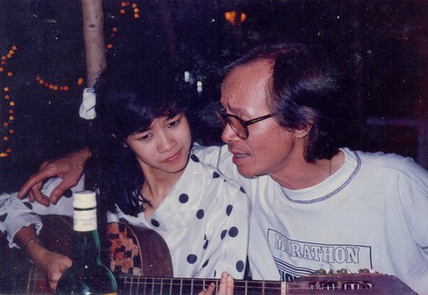 5.000 người yêu rock cháy cùng Bức Tường; Hồng Nhung muốn kể chuyện đời mình thành sách - Ảnh 5. 5.000 người yêu rock cháy cùng Bức Tường; Hồng Nhung muốn kể chuyện đời mình thành sách - Ảnh 5.