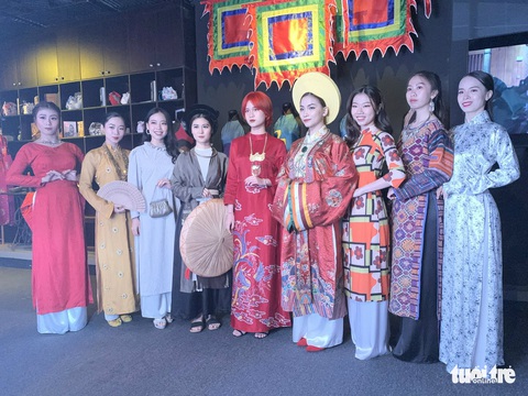 Bạn trẻ trải nghiệm vẽ trang trí trên vải batik của Indonesia - Ảnh 3. Bạn trẻ trải nghiệm vẽ trang trí trên vải batik của Indonesia - Ảnh 3.