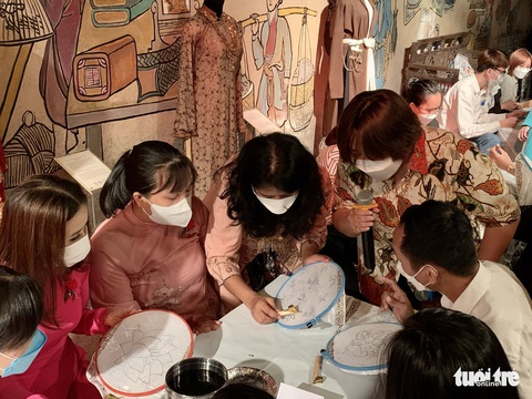 Bạn trẻ trải nghiệm vẽ trang trí trên vải batik của Indonesia - Ảnh 5. Bạn trẻ trải nghiệm vẽ trang trí trên vải batik của Indonesia - Ảnh 5.