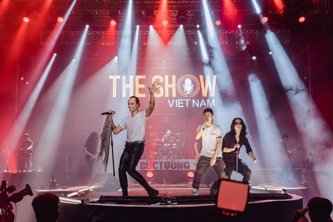 5.000 người yêu rock cháy cùng Bức Tường; Hồng Nhung muốn kể chuyện đời mình thành sách - Ảnh 2. 5.000 người yêu rock cháy cùng Bức Tường; Hồng Nhung muốn kể chuyện đời mình thành sách - Ảnh 2.