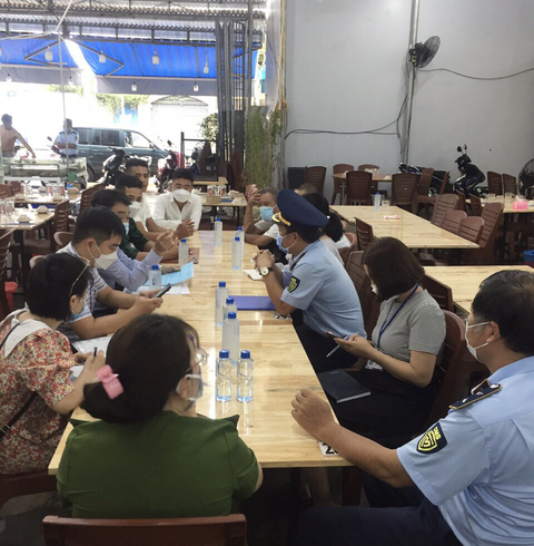 Hơn 42 triệu đồng cho 22 người ăn hải sản: Đoàn liên ngành làm việc với chủ quán - Ảnh 1. Hơn 42 triệu đồng cho 22 người ăn hải sản: Đoàn liên ngành làm việc với chủ quán - Ảnh 1.
