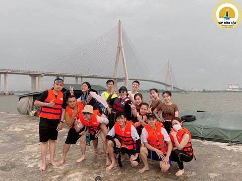 Chèo SUP hút bạn trẻ mê trải nghiệm, xả stress - Ảnh 2. Chèo SUP hút bạn trẻ mê trải nghiệm, xả stress - Ảnh 2.