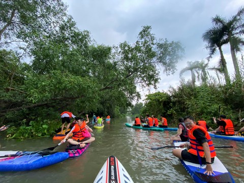 Chèo SUP hút bạn trẻ mê trải nghiệm, xả stress - Ảnh 3. Chèo SUP hút bạn trẻ mê trải nghiệm, xả stress - Ảnh 3.