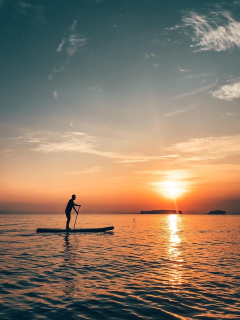 Chèo SUP hút bạn trẻ mê trải nghiệm, xả stress - Ảnh 1. Chèo SUP hút bạn trẻ mê trải nghiệm, xả stress - Ảnh 1.