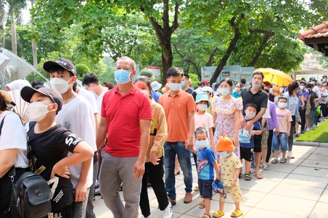 Người nối dài hàng cây số để vào lăng viếng Chủ tịch Hồ Chí Minh - Ảnh 3. Người nối dài hàng cây số để vào lăng viếng Chủ tịch Hồ Chí Minh - Ảnh 3.