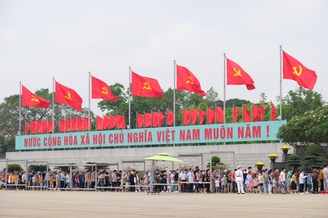 Người nối dài hàng cây số để vào lăng viếng Chủ tịch Hồ Chí Minh - Ảnh 5. Người nối dài hàng cây số để vào lăng viếng Chủ tịch Hồ Chí Minh - Ảnh 5.
