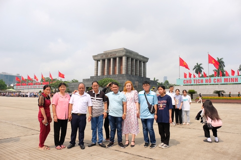 Người nối dài hàng cây số để vào lăng viếng Chủ tịch Hồ Chí Minh - Ảnh 7. Người nối dài hàng cây số để vào lăng viếng Chủ tịch Hồ Chí Minh - Ảnh 7.