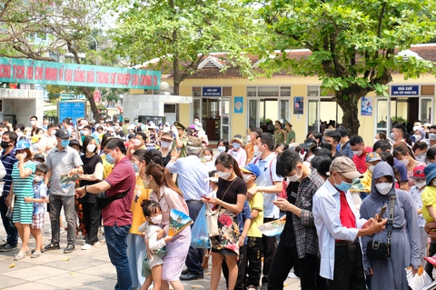 Người nối dài hàng cây số để vào lăng viếng Chủ tịch Hồ Chí Minh - Ảnh 2. Người nối dài hàng cây số để vào lăng viếng Chủ tịch Hồ Chí Minh - Ảnh 2.
