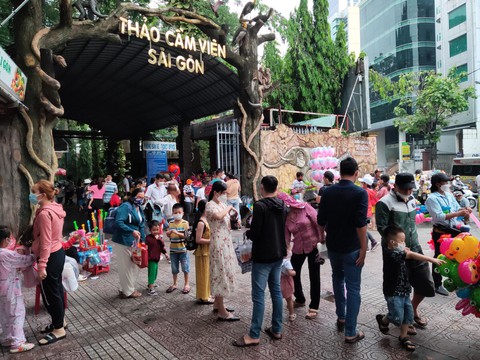 Ngày đầu nghỉ lễ 30-4: Khách ùn ùn đổ về các khu vui chơi - Ảnh 16. Ngày đầu nghỉ lễ 30-4: Khách ùn ùn đổ về các khu vui chơi - Ảnh 16.