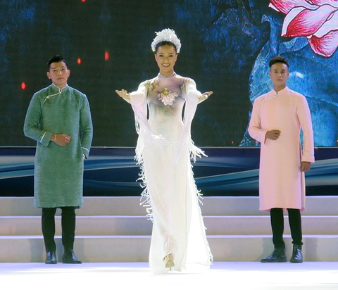 Ngắm các hoa hậu, á hậu trong trang phục ‘áo dài qua miền di sản Phú Yên’ - Ảnh 5. Ngắm các hoa hậu, á hậu trong trang phục ‘áo dài qua miền di sản Phú Yên’ - Ảnh 5.