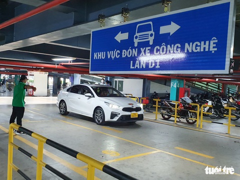 Đón khách ở sân bay dịp lễ 30-4, tài xế được thưởng 20.000 đồng/chuyến - Ảnh 1. Đón khách ở sân bay dịp lễ 30-4, tài xế được thưởng 20.000 đồng/chuyến - Ảnh 1.