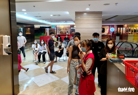 Bạn trẻ Sài Gòn đi ‘ăn lễ’ lúc… nửa đêm - Ảnh 2. Bạn trẻ Sài Gòn đi ‘ăn lễ’ lúc… nửa đêm - Ảnh 2.