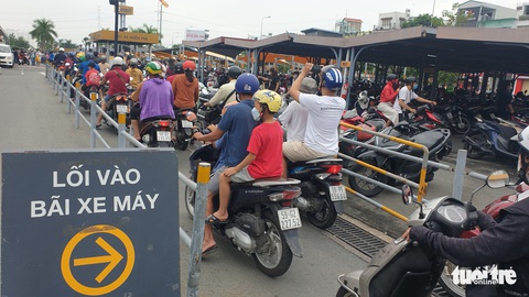 Lễ 30-4: Thịt, cá, rau củ... hút hàng, nhân viên nhiều siêu thị phải chạy vắt chân lên cổ - Ảnh 3. Lễ 30-4: Thịt, cá, rau củ... hút hàng, nhân viên nhiều siêu thị phải chạy vắt chân lên cổ - Ảnh 3.