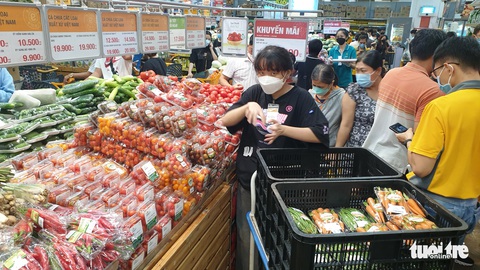 Lễ 30-4: Thịt, cá, rau củ... hút hàng, nhân viên nhiều siêu thị phải chạy vắt chân lên cổ - Ảnh 4. Lễ 30-4: Thịt, cá, rau củ... hút hàng, nhân viên nhiều siêu thị phải chạy vắt chân lên cổ - Ảnh 4.