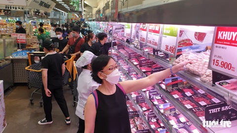 Lễ 30-4: Thịt, cá, rau củ... hút hàng, nhân viên nhiều siêu thị phải chạy vắt chân lên cổ - Ảnh 1. Lễ 30-4: Thịt, cá, rau củ... hút hàng, nhân viên nhiều siêu thị phải chạy vắt chân lên cổ - Ảnh 1.