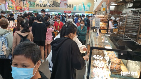 Lễ 30-4: Thịt, cá, rau củ... hút hàng, nhân viên nhiều siêu thị phải chạy vắt chân lên cổ - Ảnh 2. Lễ 30-4: Thịt, cá, rau củ... hút hàng, nhân viên nhiều siêu thị phải chạy vắt chân lên cổ - Ảnh 2.