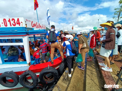 Du khách ùn ùn đi tour đảo Nha Trang dù trời mưa - Ảnh 3. Du khách ùn ùn đi tour đảo Nha Trang dù trời mưa - Ảnh 3.