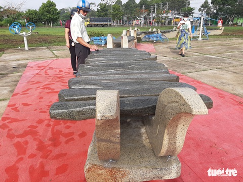 Độc đáo bộ 30 chiếc đàn đá xác lập kỷ lục Việt Nam - Ảnh 2. Độc đáo bộ 30 chiếc đàn đá xác lập kỷ lục Việt Nam - Ảnh 2.