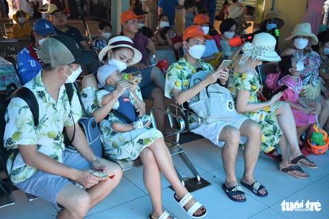 Du khách ùn ùn đi tour đảo Nha Trang dù trời mưa - Ảnh 2. Du khách ùn ùn đi tour đảo Nha Trang dù trời mưa - Ảnh 2.