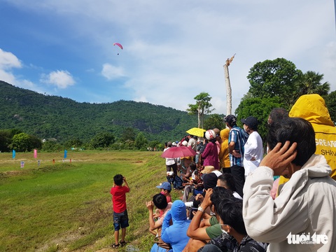 Hàng ngàn người xem biểu diễn dù lượn trên đỉnh Phụng Hoàng Sơn - Ảnh 1. Hàng ngàn người xem biểu diễn dù lượn trên đỉnh Phụng Hoàng Sơn - Ảnh 1.