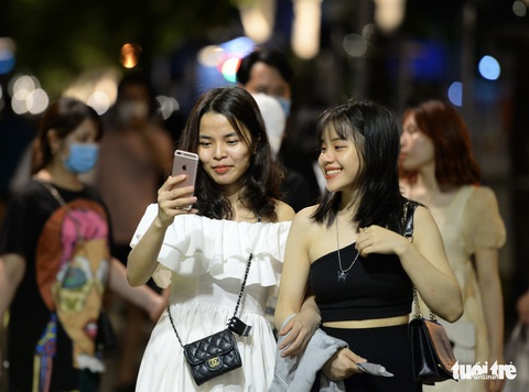 Người dân TP.HCM hân hoan ngắm pháo hoa dịp 30-4 - Ảnh 7. Người dân TP.HCM hân hoan ngắm pháo hoa dịp 30-4 - Ảnh 7.