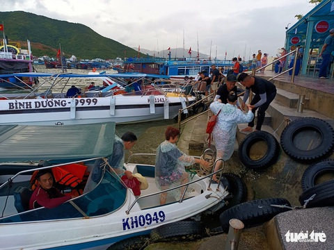 Du khách ùn ùn đi tour đảo Nha Trang dù trời mưa - Ảnh 6. Du khách ùn ùn đi tour đảo Nha Trang dù trời mưa - Ảnh 6.