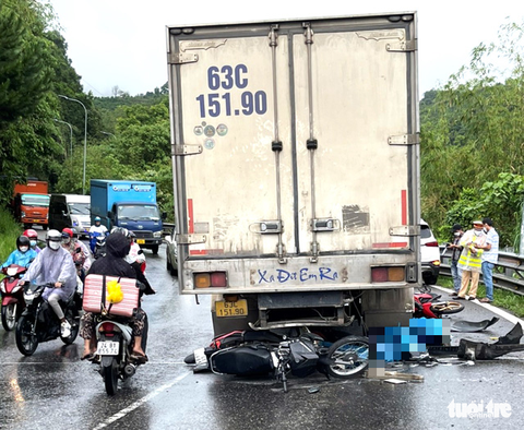 Tai nạn liên hoàn trên đèo Bảo Lộc, 2 người chết tại chỗ - Ảnh 1. Tai nạn liên hoàn trên đèo Bảo Lộc, 2 người chết tại chỗ - Ảnh 1.