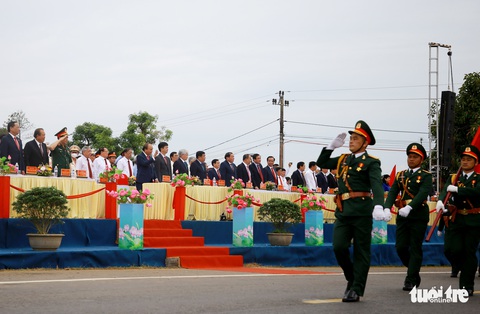 Chủ tịch nước dự lễ thượng cờ thống nhất non sông bên cầu Hiền Lương - Ảnh 2. Chủ tịch nước dự lễ thượng cờ thống nhất non sông bên cầu Hiền Lương - Ảnh 2.