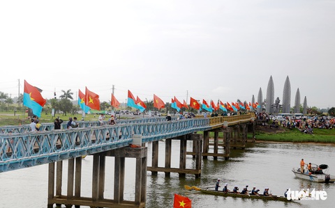 Chủ tịch nước dự lễ thượng cờ thống nhất non sông bên cầu Hiền Lương - Ảnh 4. Chủ tịch nước dự lễ thượng cờ thống nhất non sông bên cầu Hiền Lương - Ảnh 4.