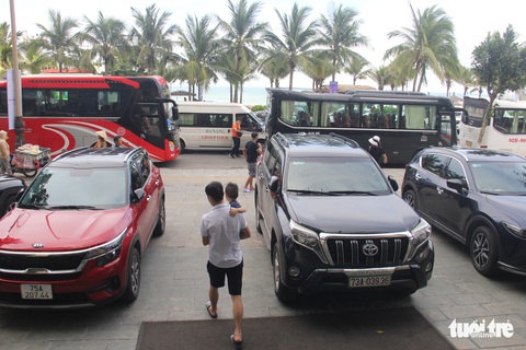 Khách sạn ven biển Đà Nẵng kín phòng do… nhiều khách sạn chưa mở lại - Ảnh 1. Khách sạn ven biển Đà Nẵng kín phòng do… nhiều khách sạn chưa mở lại - Ảnh 1.