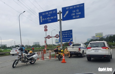 Cầu Rạch Miễu tê liệt từ sáng tới chiều, đi bộ cũng không xong - Ảnh 13. Cầu Rạch Miễu tê liệt từ sáng tới chiều, đi bộ cũng không xong - Ảnh 13.