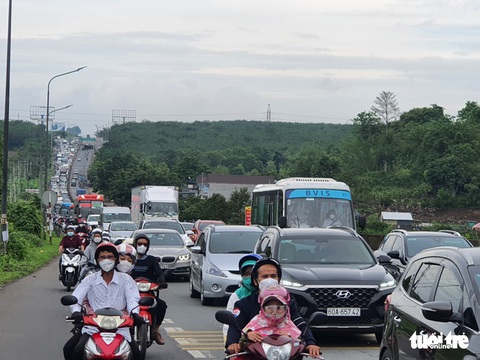 Cầu Rạch Miễu tê liệt từ sáng tới chiều, đi bộ cũng không xong - Ảnh 15. Cầu Rạch Miễu tê liệt từ sáng tới chiều, đi bộ cũng không xong - Ảnh 15.