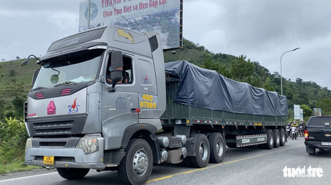Leo đèo Bảo Lộc trong giờ cấm gây ùn ứ, xe chở bôxit bị lập biên bản - Ảnh 2. Leo đèo Bảo Lộc trong giờ cấm gây ùn ứ, xe chở bôxit bị lập biên bản - Ảnh 2.