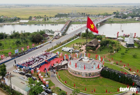 Chủ tịch nước dự lễ thượng cờ thống nhất non sông bên cầu Hiền Lương - Ảnh 1. Chủ tịch nước dự lễ thượng cờ thống nhất non sông bên cầu Hiền Lương - Ảnh 1.