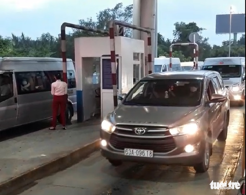 Cầu Rạch Miễu tê liệt từ sáng tới chiều, đi bộ cũng không xong - Ảnh 18. Cầu Rạch Miễu tê liệt từ sáng tới chiều, đi bộ cũng không xong - Ảnh 18.