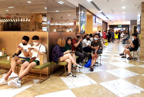 Bạn trẻ Sài Gòn đi ‘ăn lễ’ lúc… nửa đêm - Ảnh 1. Bạn trẻ Sài Gòn đi ‘ăn lễ’ lúc… nửa đêm - Ảnh 1.